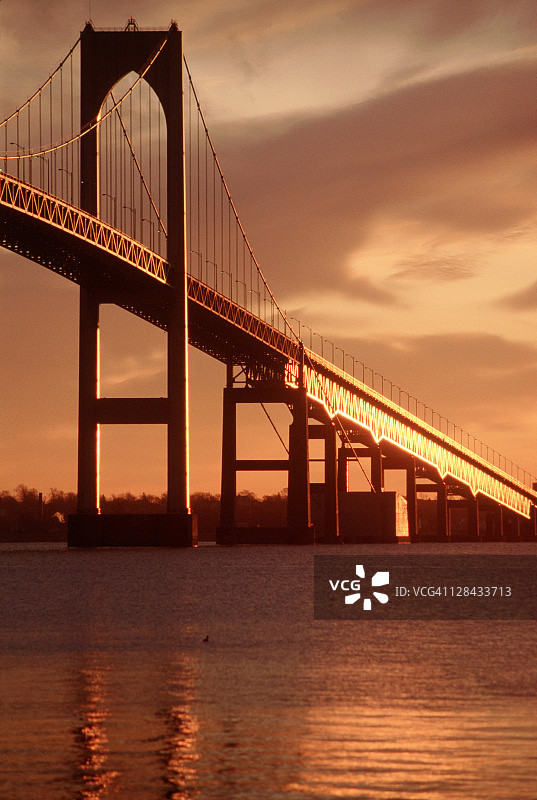 日落时分的罗德岛纽波特大桥图片素材