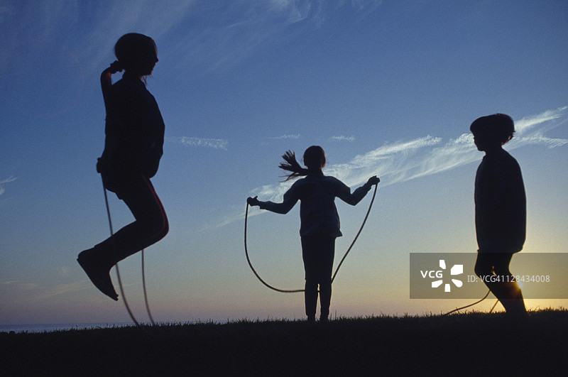 女孩跳绳剪影图片素材