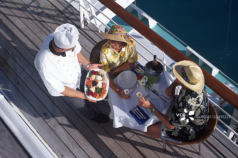 情侣在游轮甲板上用餐图片素材