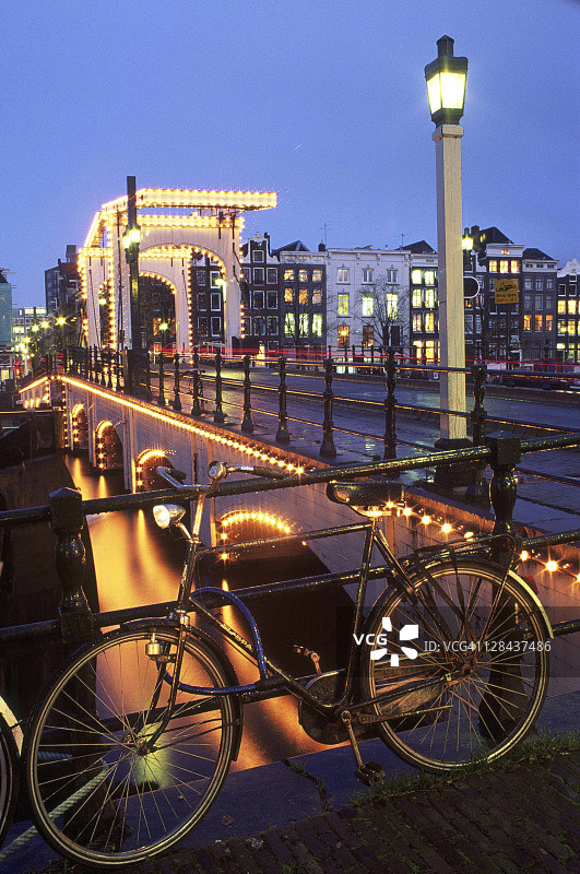 荷兰夜景：自行车与狭窄的桥图片素材