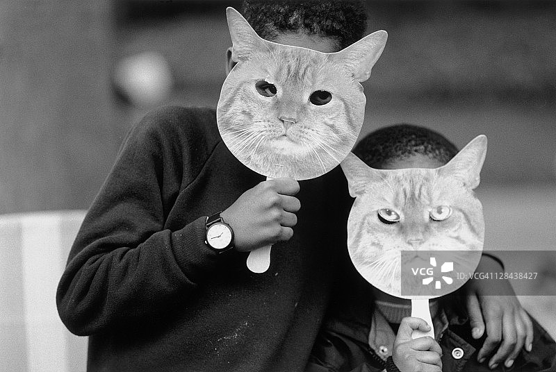 戴着猫面具的孩子们，玫瑰碗游行，加州图片素材