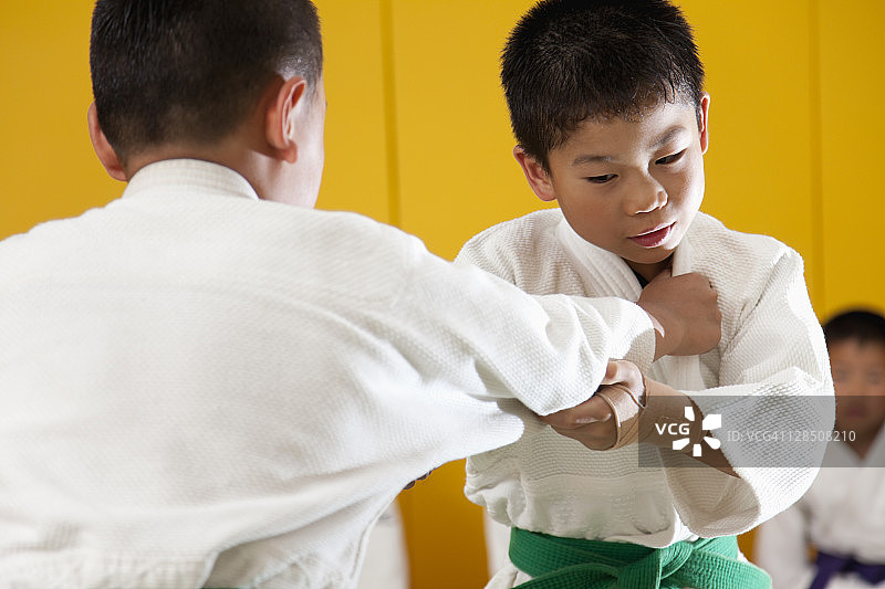 两个男孩练习柔道图片素材