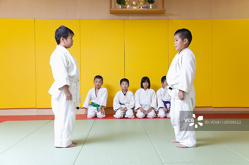 两个男孩练习柔道图片素材