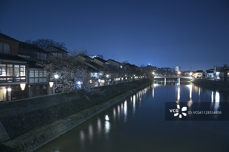 日本石川县金泽市主计町茶屋街夜景图片素材