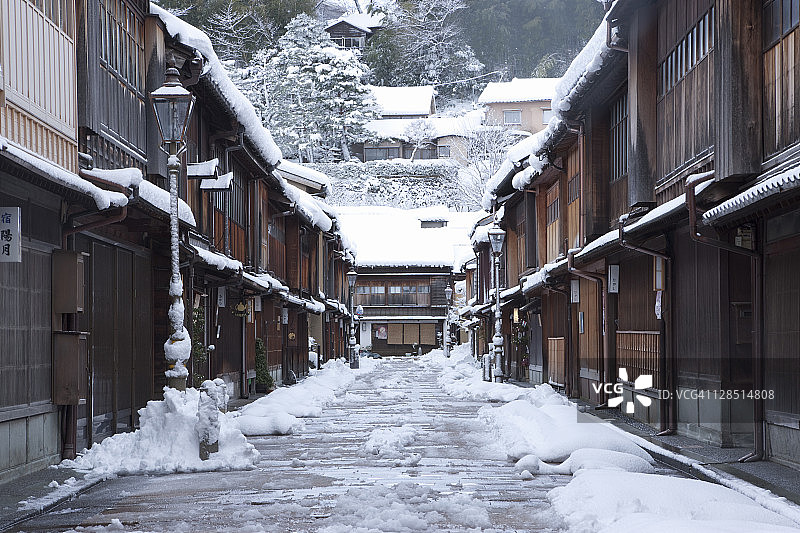 日本石川县金泽市东茶屋街雪景图片素材
