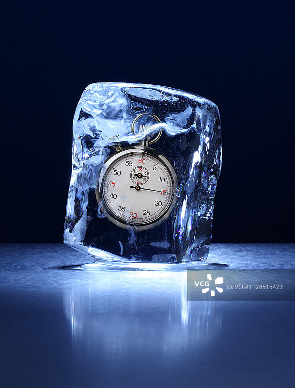 冰冻着秒表的大冰块图片素材