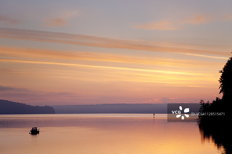 美国华盛顿州，胡德运河，日出时分的船只图片素材