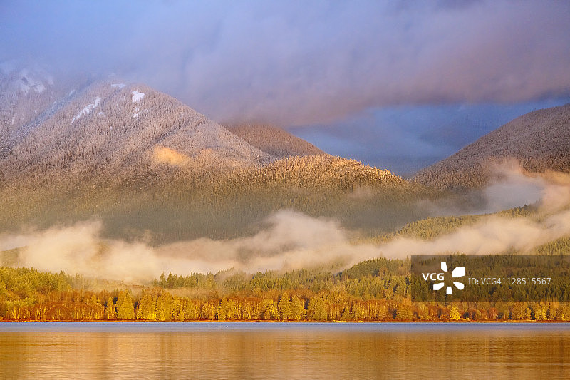 美国华盛顿州基萨普县锡贝克胡德运河海景与山脉图片素材