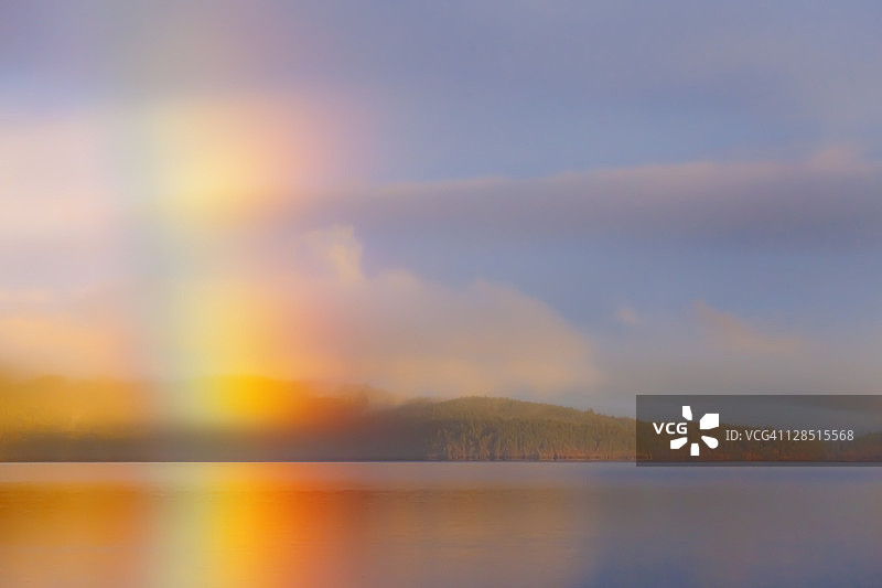 美国华盛顿州基萨普县西贝克：胡德运河上的日出彩虹图片素材