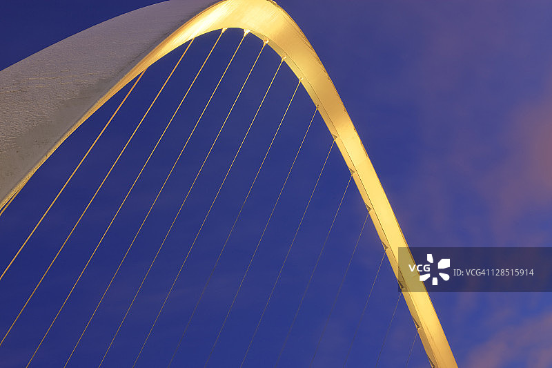 英国诺森伯兰郡泰恩河盖茨黑德千禧桥低角度悬索桥景观图片素材