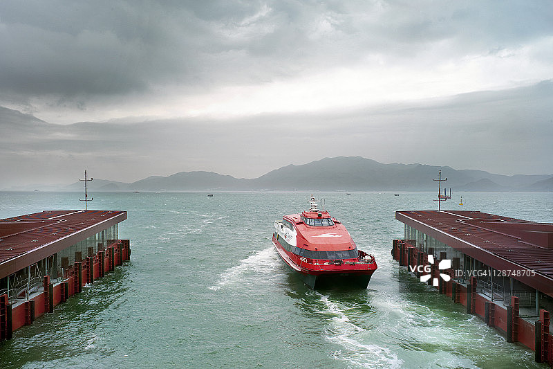一艘双体渡轮停靠在港口图片素材