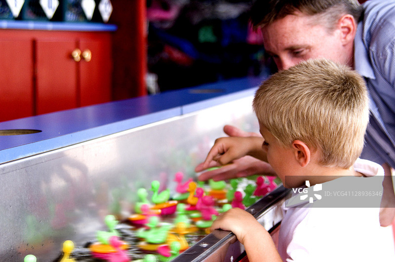 父子玩嘉年华游戏图片素材