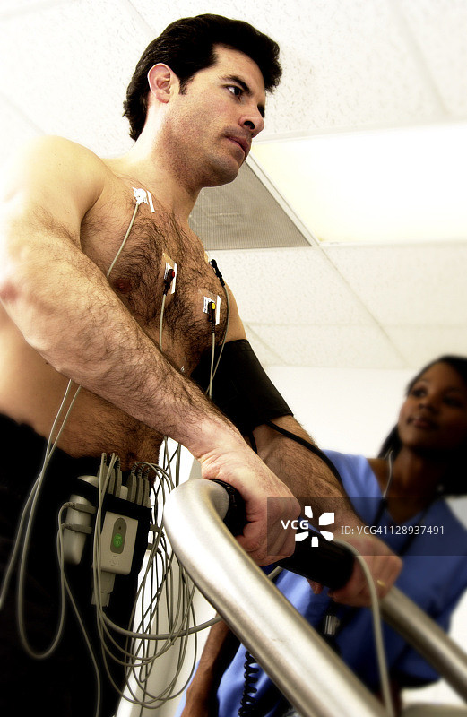 男人进行压力测试图片素材