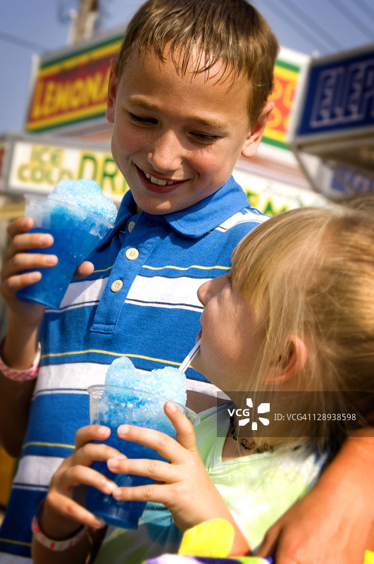 儿童吃意式冰淇淋图片素材