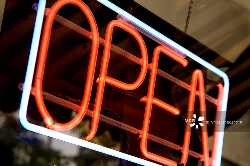 霓虹灯“营业中”标志图片素材