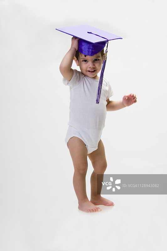 戴着紫色帽子和流苏的学龄前毕业生图片素材