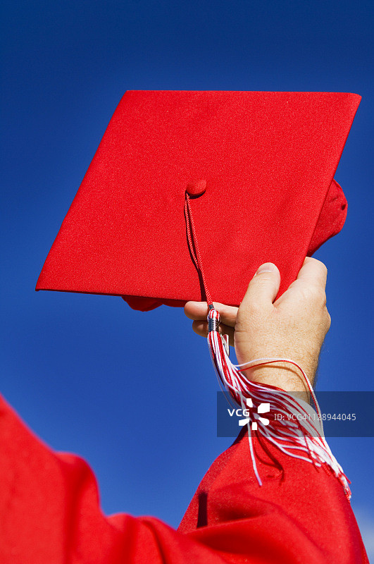 毕业生将帽子扔向空中图片素材