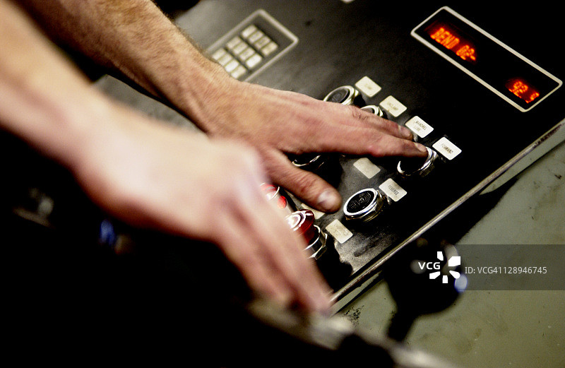在工厂使用控制面板的男人图片素材