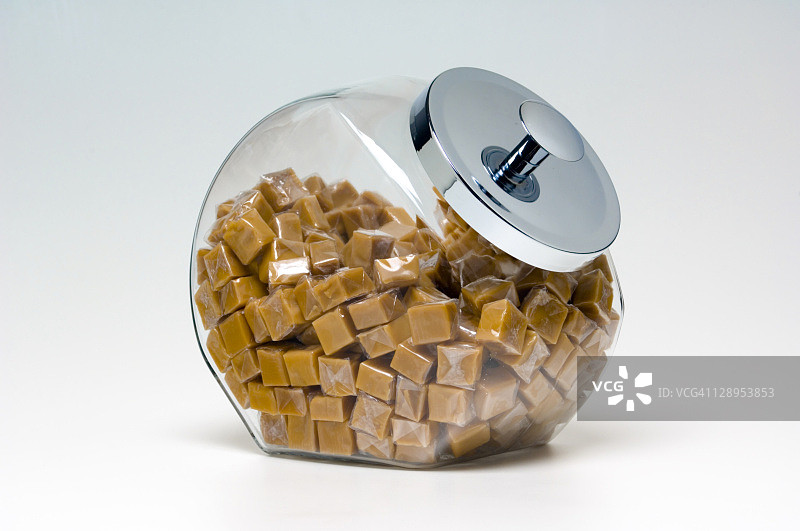 玻璃容器中的焦糖图片素材