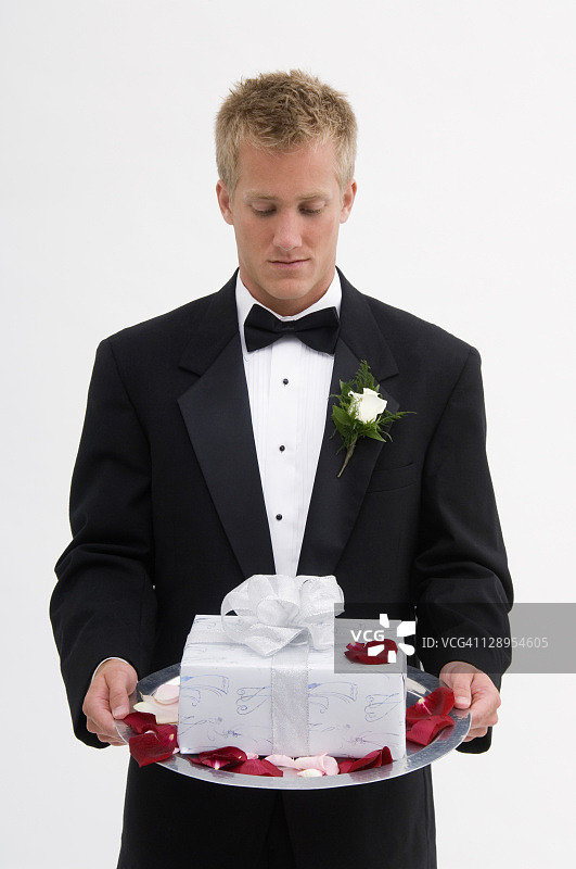 男人用银盘端着礼物图片素材