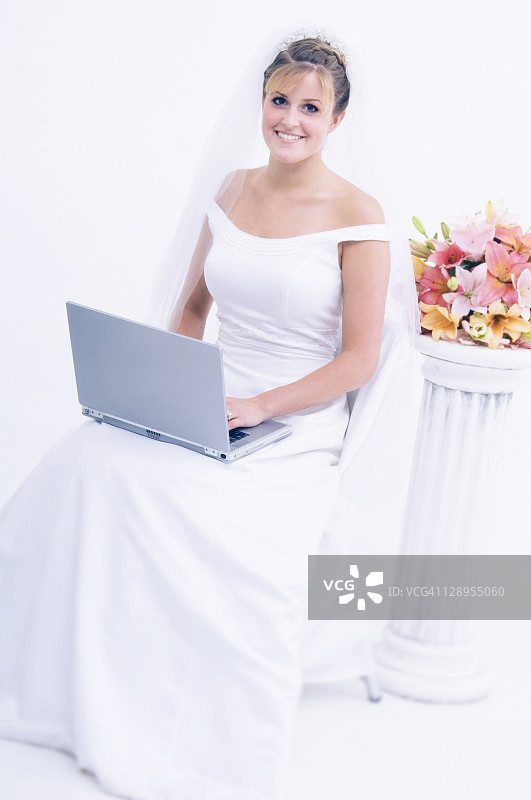 新娘使用笔记本电脑图片素材