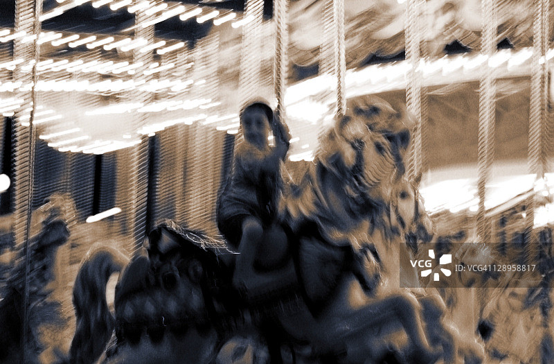 在旋转木马上的孩子图片素材