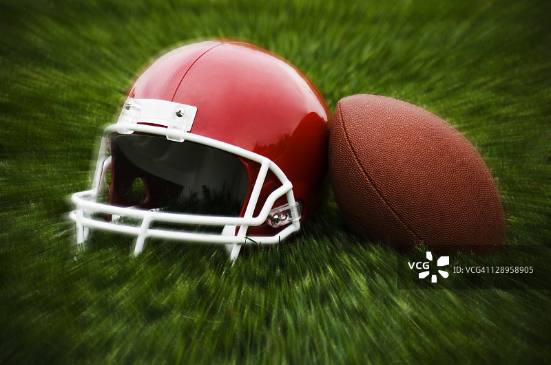 橄榄球头盔和足球图片素材