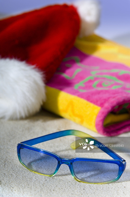 圣诞帽、沙滩巾、太阳镜图片素材