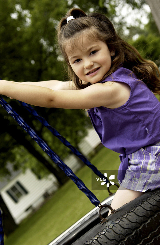 玩轮胎秋千的女孩图片素材
