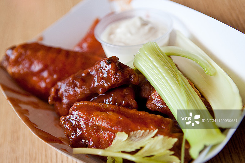 水牛鸡翅配芹菜和蓝纹奶酪图片素材