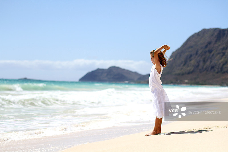 看着大海的女孩图片素材