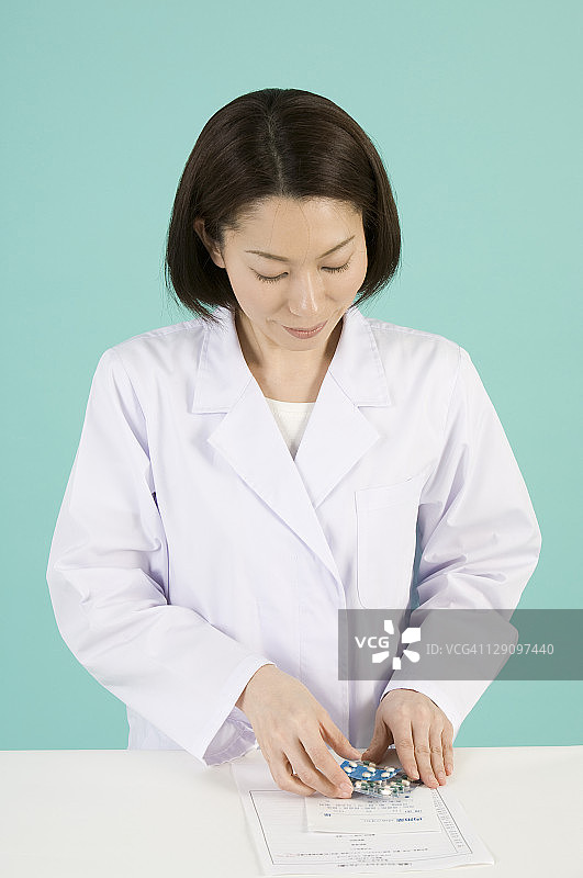 药剂师查看处方和药物图片素材