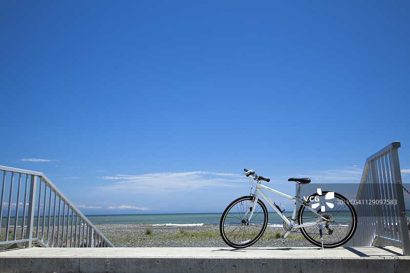 蓝天下自行车图片素材