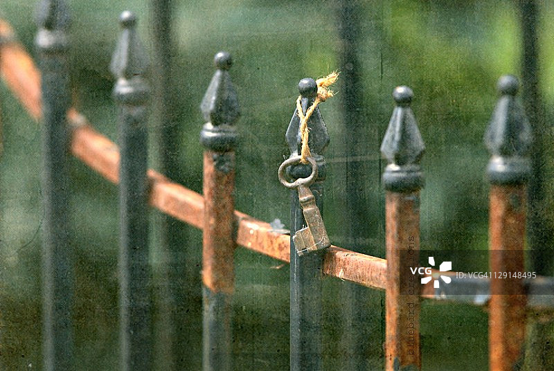 旧生锈黑色铁栅栏图片素材