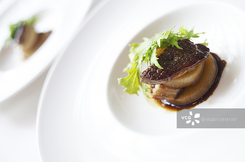 香煎鹅肝配日式高汤炖菜图片素材