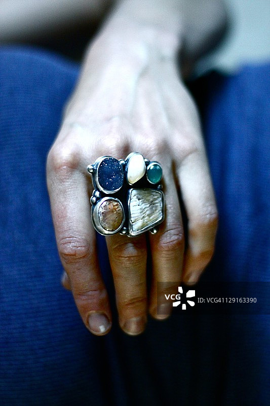 戴戒指的女孩图片素材