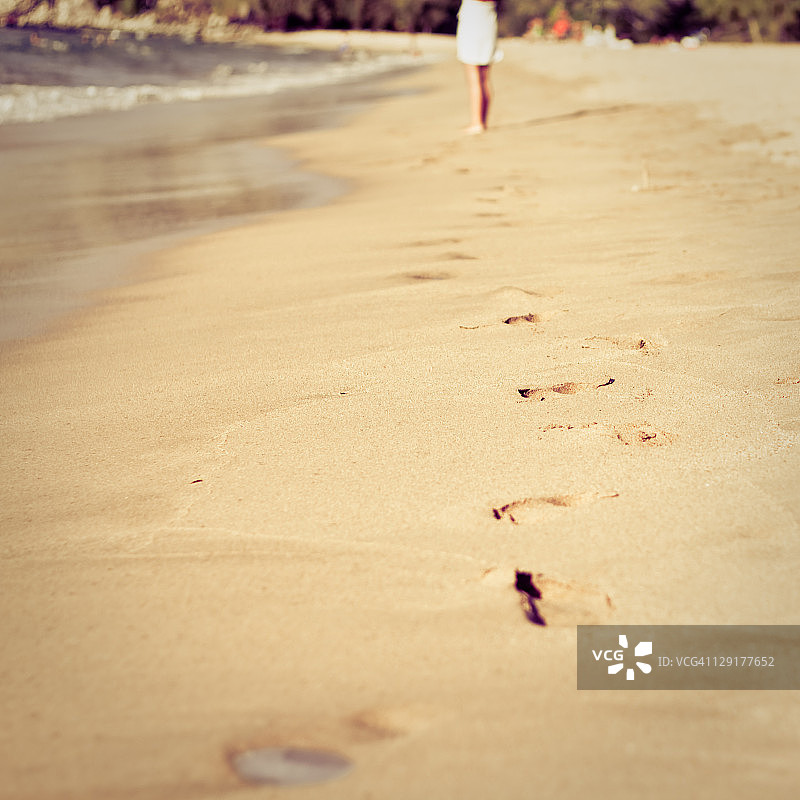 沙滩上的脚步图片素材