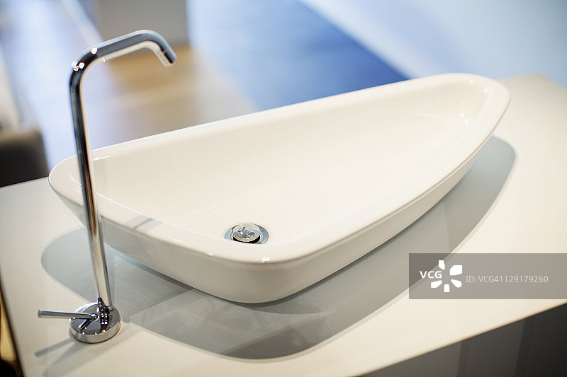 浴室水槽上的银色水龙头图片素材