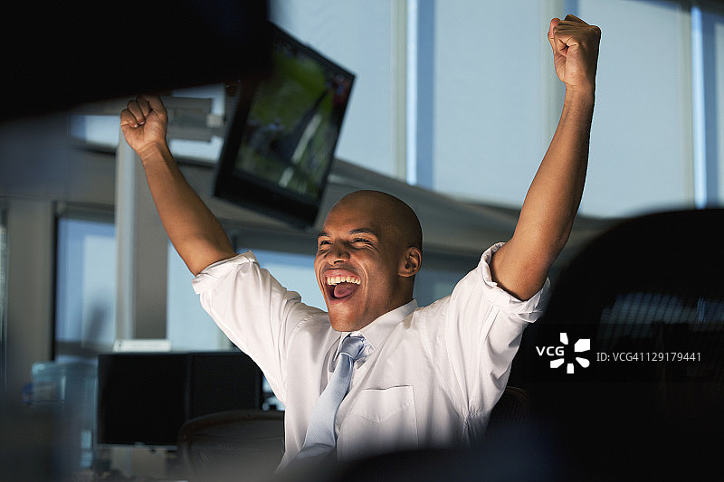 庆祝成功的商人图片素材