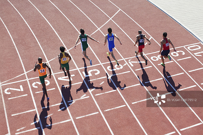 运动员跑步的背影图片素材