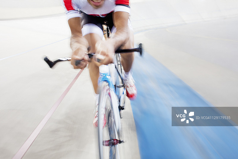 比赛中骑自行车的男人下半身图片素材