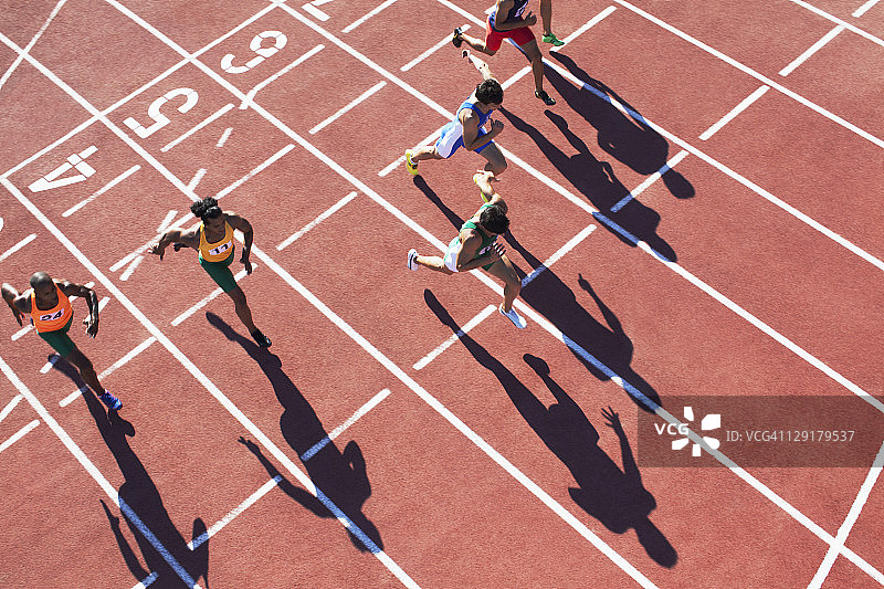 运动跑道上跑步的人群的高角度视图图片素材