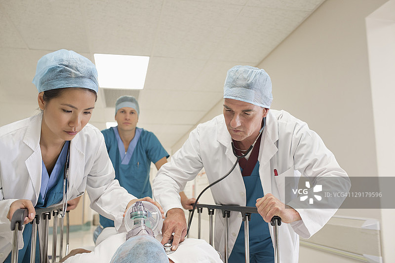 医生和护士用医院手推车转移病人图片素材