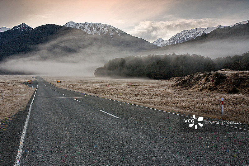 埃格林顿谷黎明公路图片素材