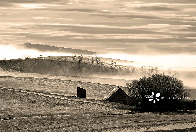 深邃黑暗中的冬日图片素材