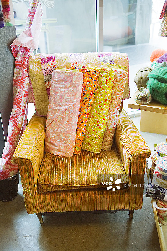 工艺品商店里装有布料的复古椅子图片素材