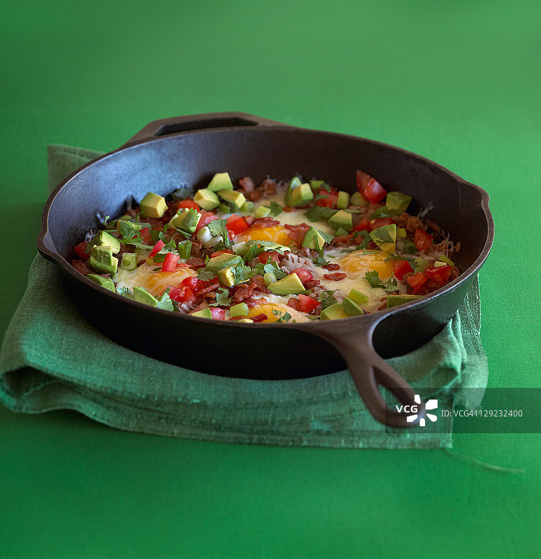 墨西哥鸡蛋、培根、炒豆和青辣椒图片素材