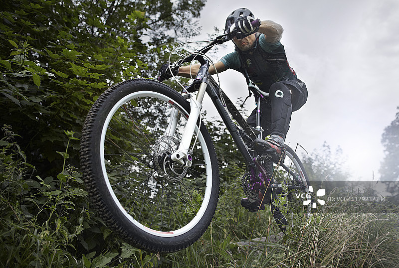 男子骑山地自行车跳过岩石图片素材