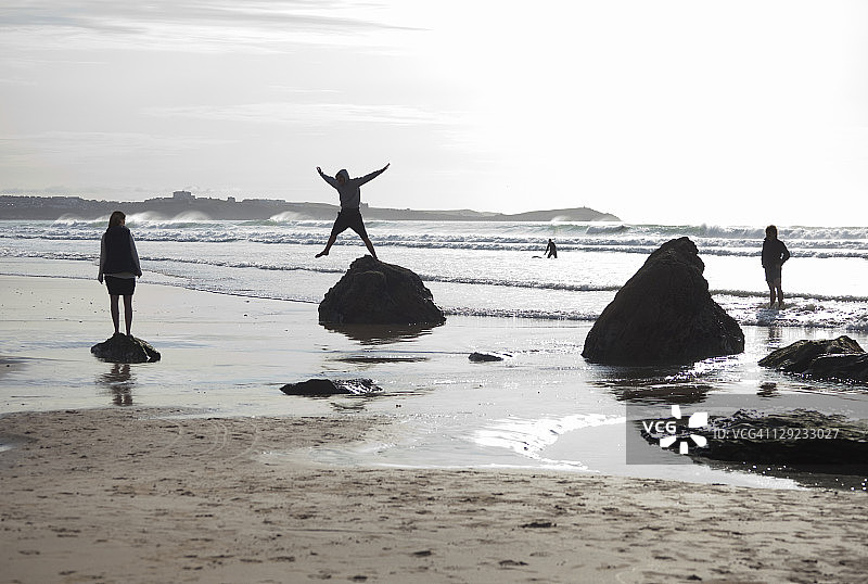 欢快跳跃图片素材