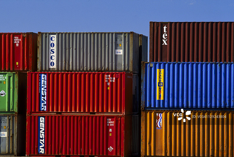 加利福尼亚州长滩的堆叠集装箱图片素材